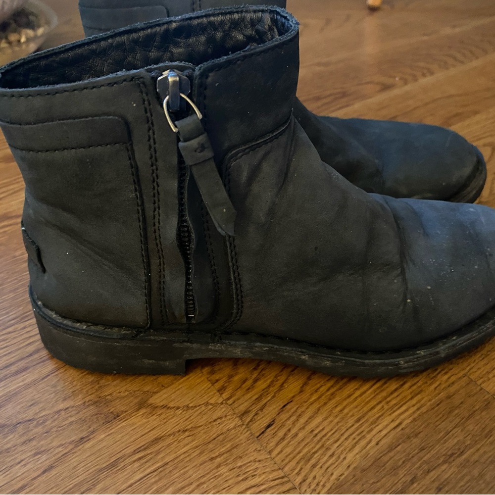 UGG REA LEATHER Ankle Boot black Leather uppers. Water Resistant women’s, Size 8